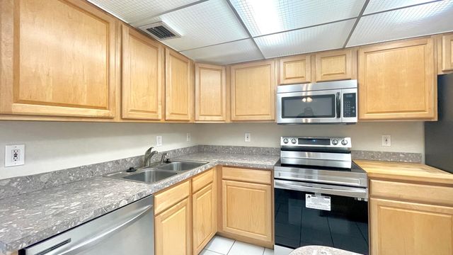 501 SANDTREE Drive, Palm Beach Gardens, FL 33403