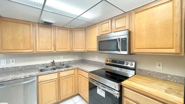 501 SANDTREE Drive, Palm Beach Gardens, FL 33403