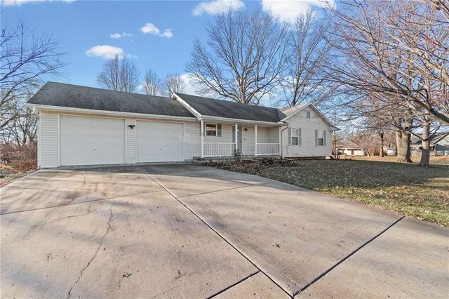 301 Walnut Street, Lathrop, MO 64465