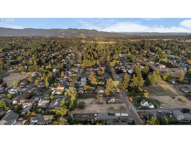 185 FERNDALE Dr, Eugene, OR 97404
