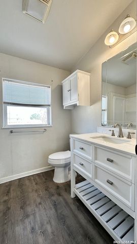 1545 County Road 665, Devine, TX 78016