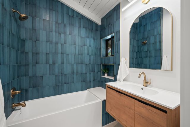 965 Hog Back Rd, Haiku, HI 96708