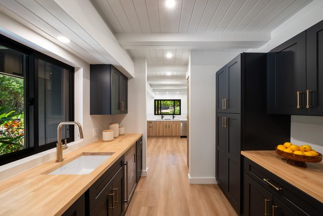 965 Hog Back Rd, Haiku, HI 96708