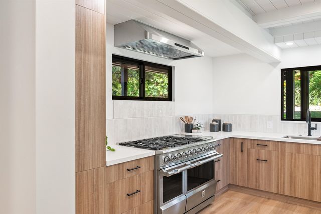 965 Hog Back Rd, Haiku, HI 96708