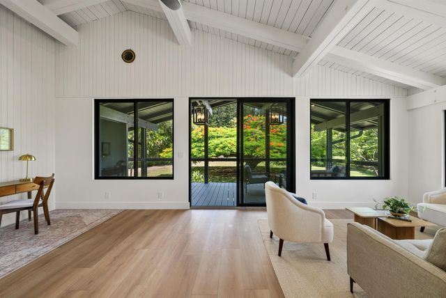 965 Hog Back Rd, Haiku, HI 96708