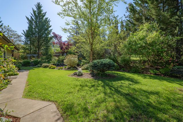 345 Ponderosa Lane, Grants Pass, OR 97527