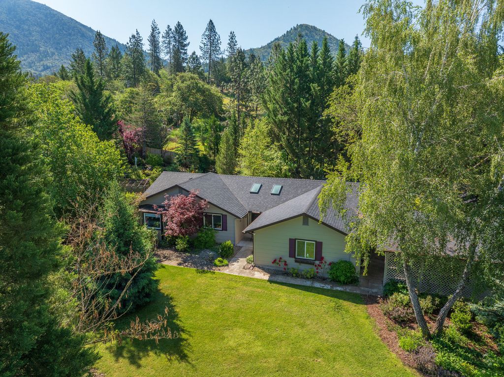 345 Ponderosa Lane, Grants Pass, OR 97527