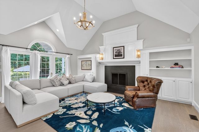 2 Watkins Ln, Southborough, MA 01772