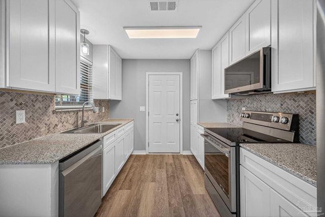 9698 Hummingbird Ln, Pensacola, FL 32514