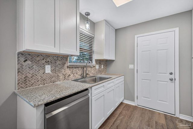 9698 Hummingbird Ln, Pensacola, FL 32514