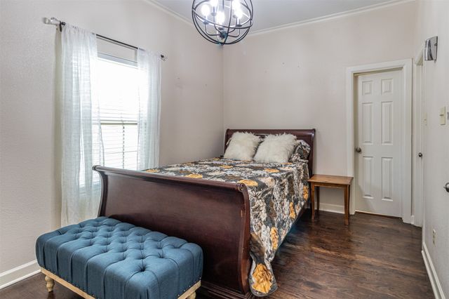 825 W 12th Street, Dallas, TX 75208