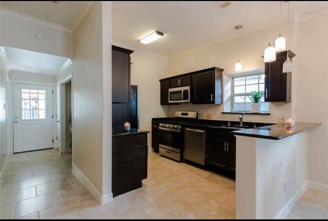 825 W 12th Street, Dallas, TX 75208