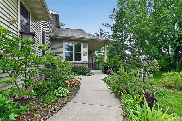 71 Berdella Court, Cross Plains, WI 53528