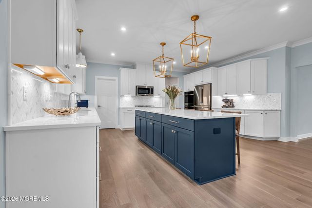 15 Charleston Street, Farmingdale, NJ 07727