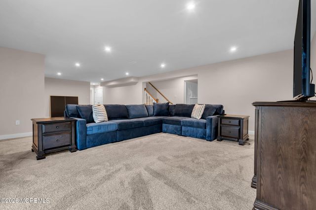 15 Charleston Street, Farmingdale, NJ 07727