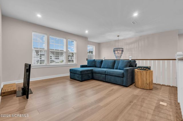 15 Charleston Street, Farmingdale, NJ 07727