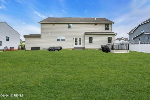 15 Charleston Street, Farmingdale, NJ 07727