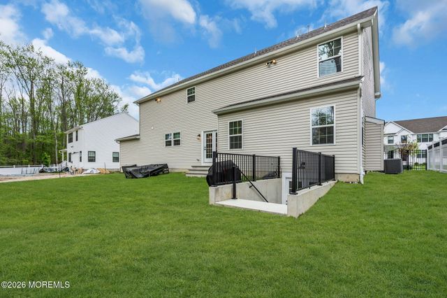 15 Charleston Street, Farmingdale, NJ 07727