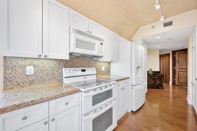 1000 E Island Blvd 803, Aventura, FL 33160