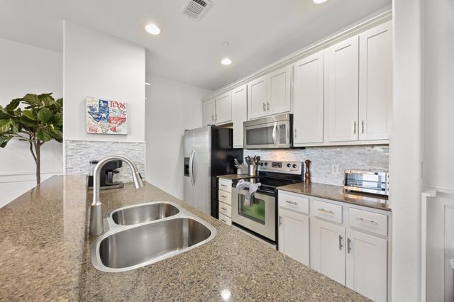 17800 Edgewood WAY 202, Jonestown, TX 78645