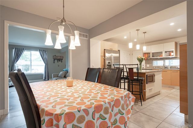 1558 Maddox Street, West Bloomfield Charter Township, MI 48324