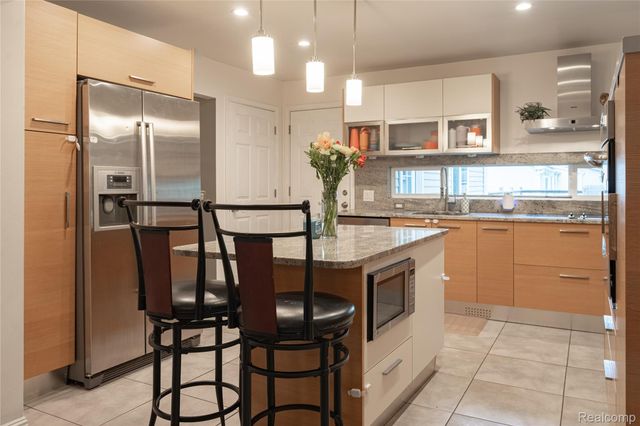 1558 Maddox Street, West Bloomfield Charter Township, MI 48324