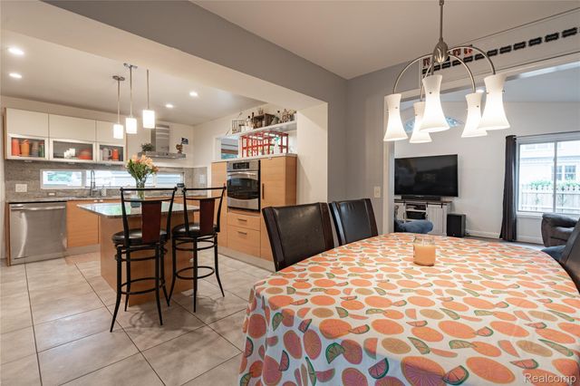 1558 Maddox Street, West Bloomfield Charter Township, MI 48324