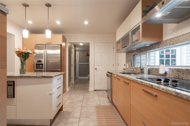 1558 Maddox Street, West Bloomfield Charter Township, MI 48324