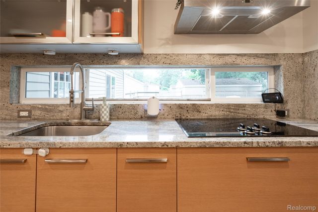 1558 Maddox Street, West Bloomfield Charter Township, MI 48324