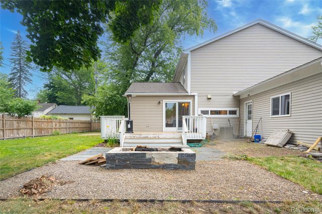 1558 Maddox Street, West Bloomfield Charter Township, MI 48324