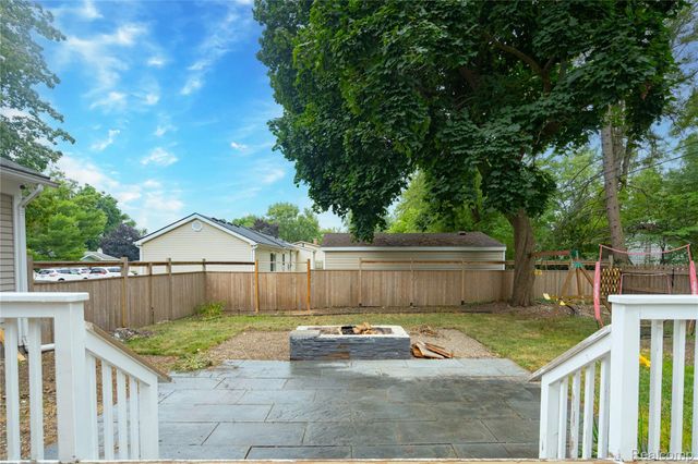 1558 Maddox Street, West Bloomfield Charter Township, MI 48324