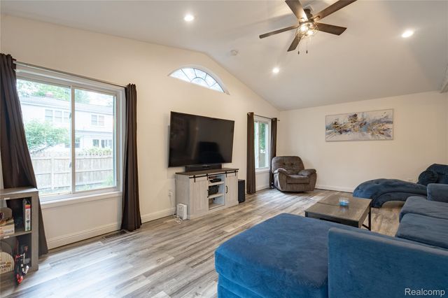 1558 Maddox Street, West Bloomfield Charter Township, MI 48324