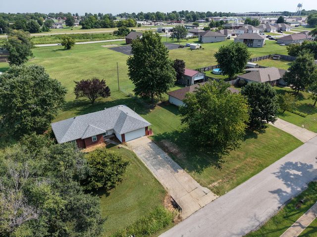 221 E New Melville Road, Willard, MO 65781