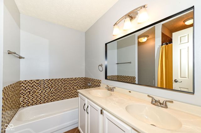 2066 Oak Run Court, Indianapolis, IN 46260