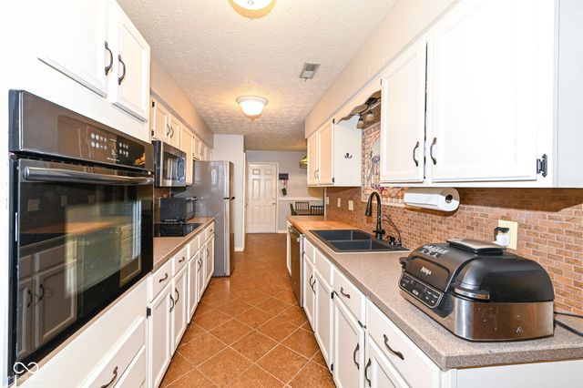 2066 Oak Run Court, Indianapolis, IN 46260
