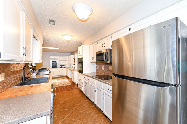 2066 Oak Run Court, Indianapolis, IN 46260