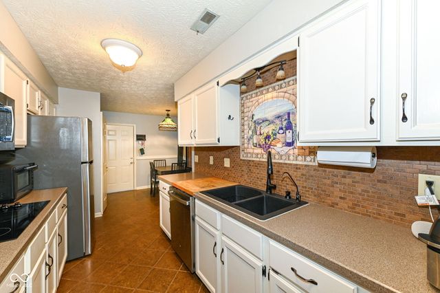 2066 Oak Run Court, Indianapolis, IN 46260