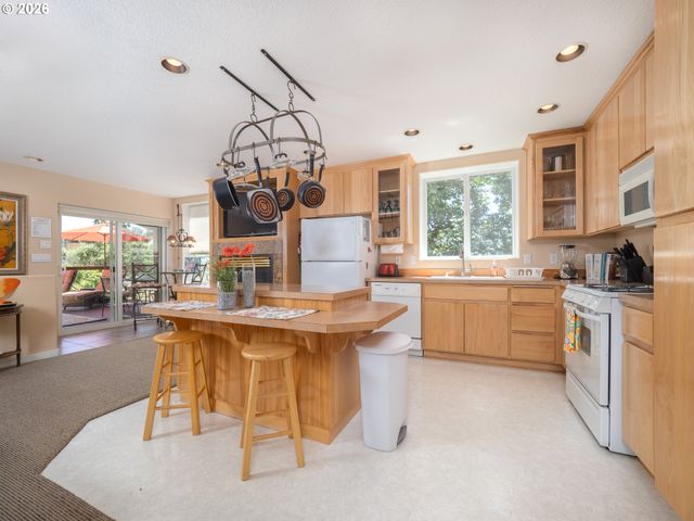 19560 Ne HERRING Ln, Newberg, OR 97132