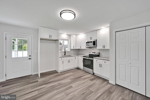 300 BECKLEY ST, Wernersville, PA 19565