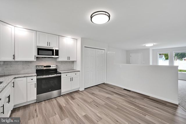 300 BECKLEY ST, Wernersville, PA 19565