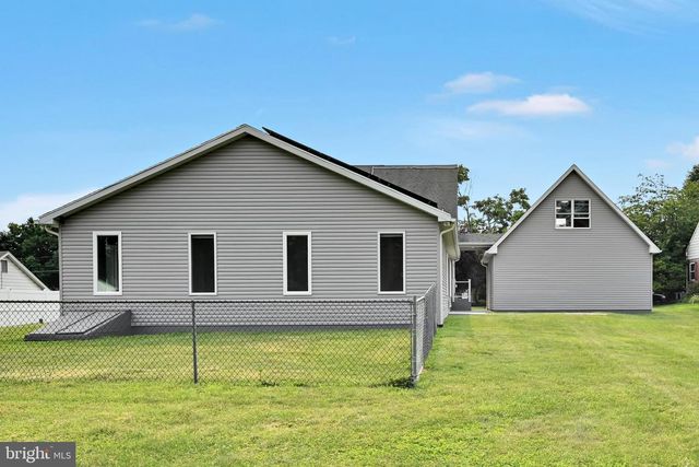 300 BECKLEY ST, Wernersville, PA 19565