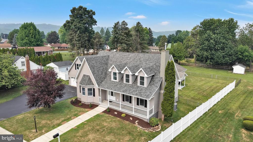 300 BECKLEY ST, Wernersville, PA 19565