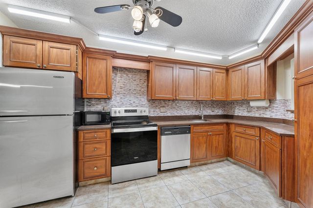 5800 Camino Del Sol 102, Boca Raton, FL 33433