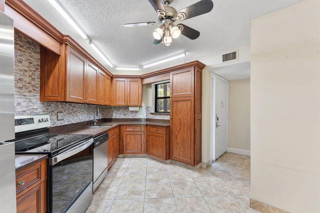 5800 Camino Del Sol 102, Boca Raton, FL 33433