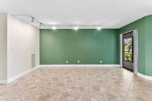 5800 Camino Del Sol 102, Boca Raton, FL 33433