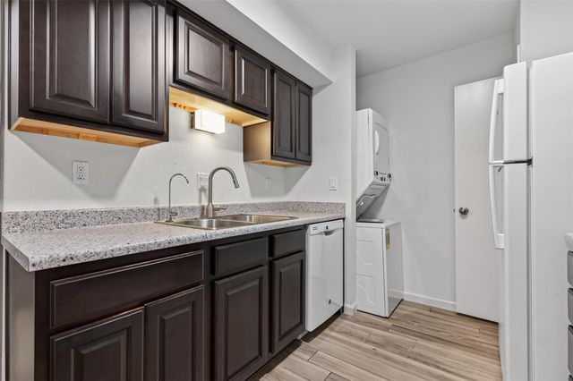 1880 White Oak Drive 143, Houston, TX 77009