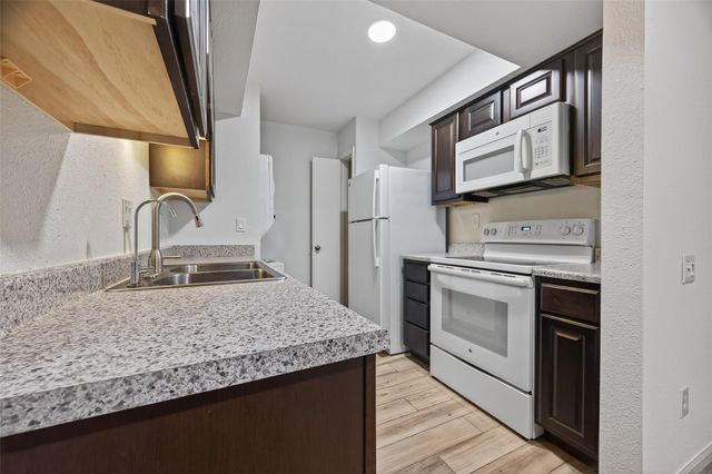 1880 White Oak Drive 143, Houston, TX 77009