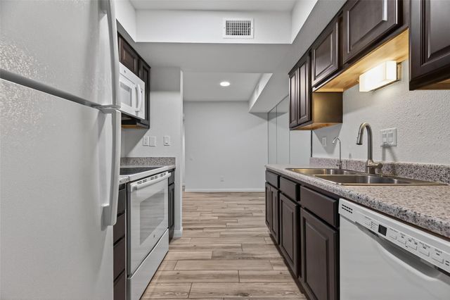 1880 White Oak Drive 143, Houston, TX 77009
