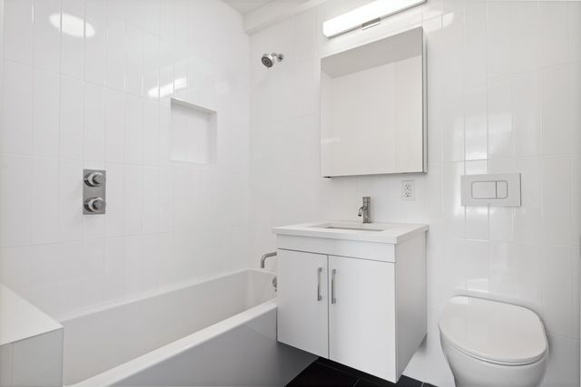 14809 Northern Blvd Apt 2J, New York City, NY 11354