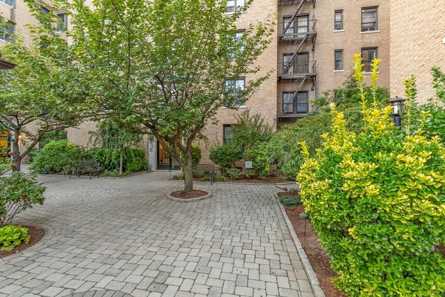 14809 Northern Blvd Apt 2J, New York City, NY 11354